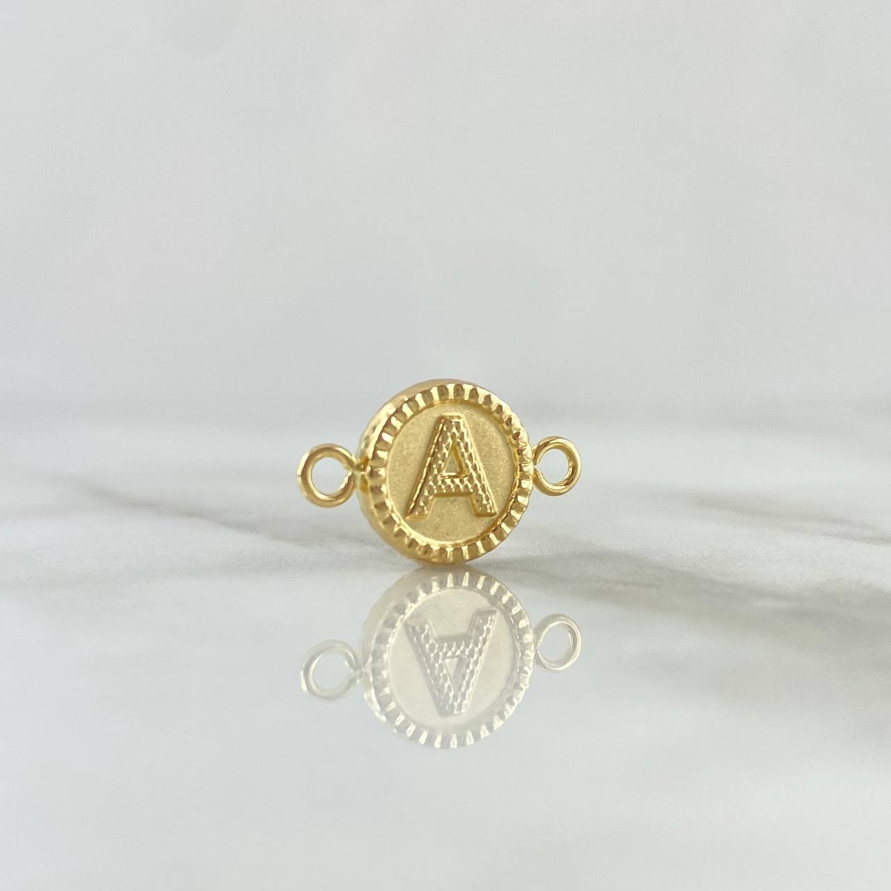 Herraje Letra A Mate 0.55gr / 1cm-1.7cm / Circulo Bordeado Oro Amarillo 18K ©
