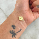 Herraje Letra A Mate 0.55gr / 1cm-1.7cm / Circulo Bordeado Oro Amarillo 18K ©