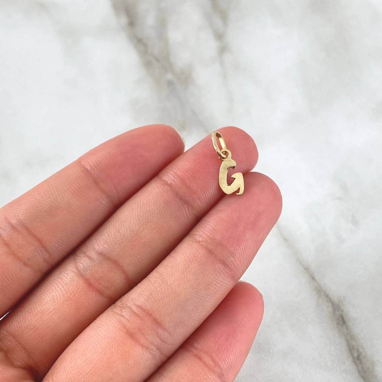 Dije Letra G Cursiva 0.4gr / 1.6cm / Lisa Oro Amarillo 18K