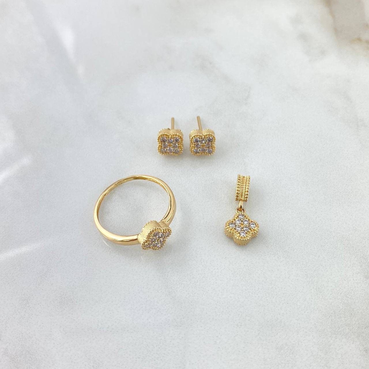 Set Trébol VCyA 5.1gr / Anillo T7- Dije 1.5cm -Topos 7MM Circones Blancos Oro Amarillo 18K *