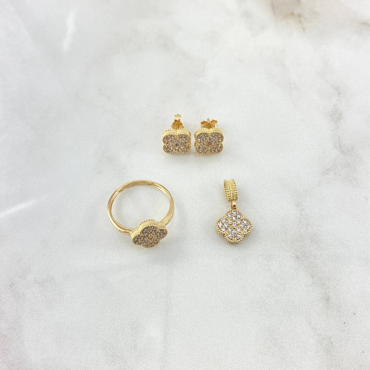 Set Trébol VCyA 7.2gr / Anillo T7- Dije 1.5cm -Topos 7MM Circones Blancos Oro Amarillo 18K *
