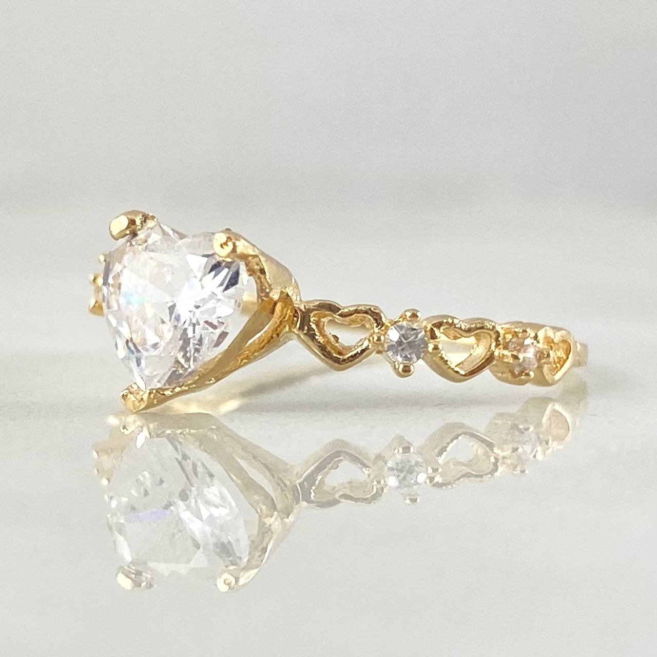 Anillo Solitario Corazones 1.4gr / T6 / Oro 18K ©