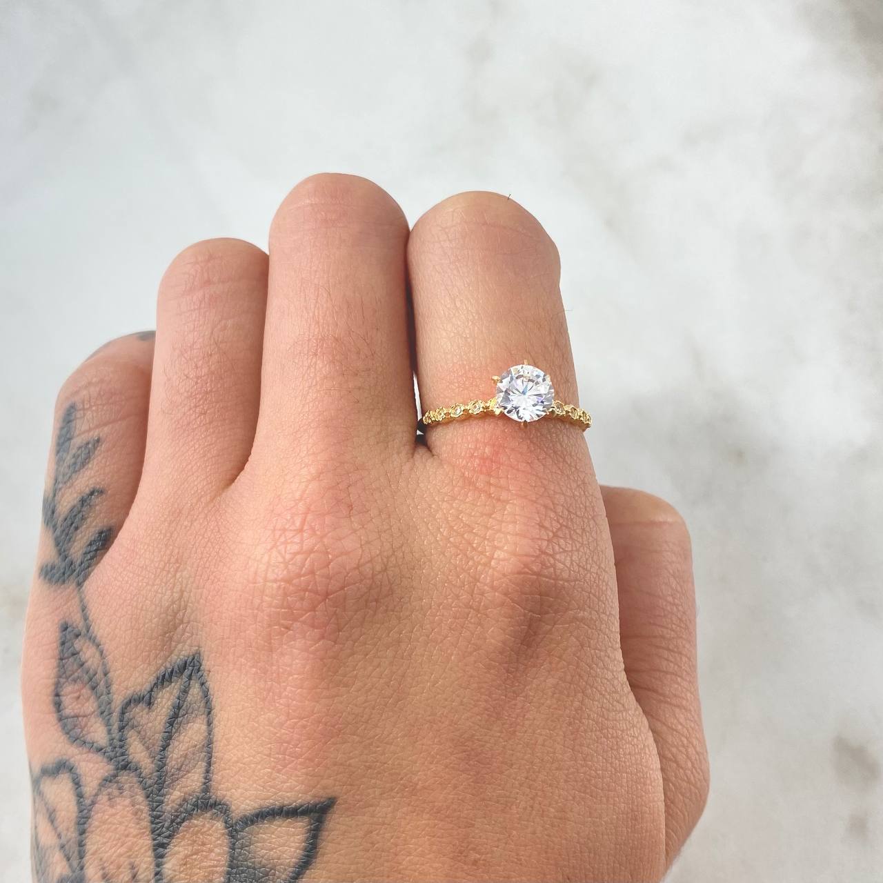 Anillo Solitario Ojos Burbujeantes 1.35gr / T6 / Oro 18K ©