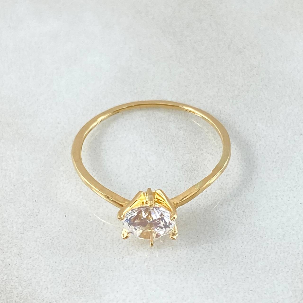 Anillo Solitario V Delicado 1.3gr / T7 / Oro 18K ©