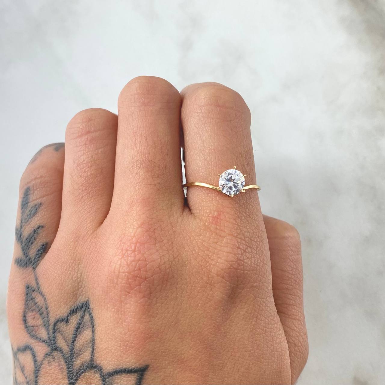 Anillo Solitario V Delicado 1.3gr / T7 / Oro 18K ©