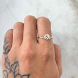 Anillo Solitario V Delicado 1.3gr / T7 / Oro 18K ©
