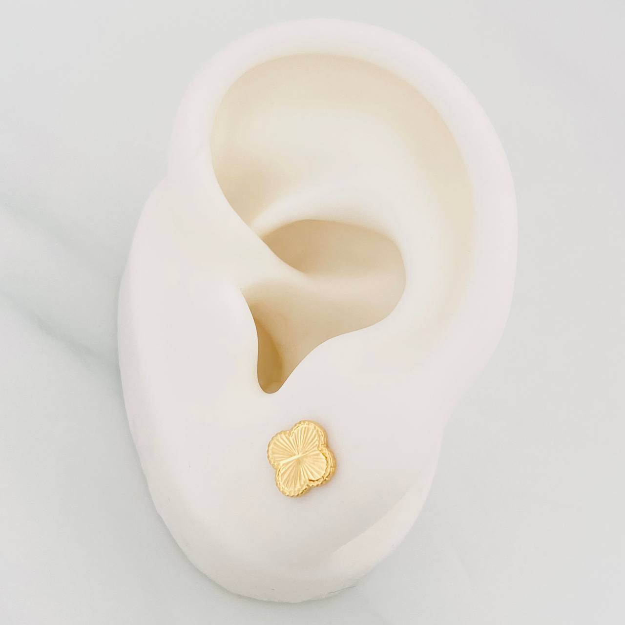 Topos Trebol Diamantado 0.95g / 6.6mm Oro Amarillo 18K