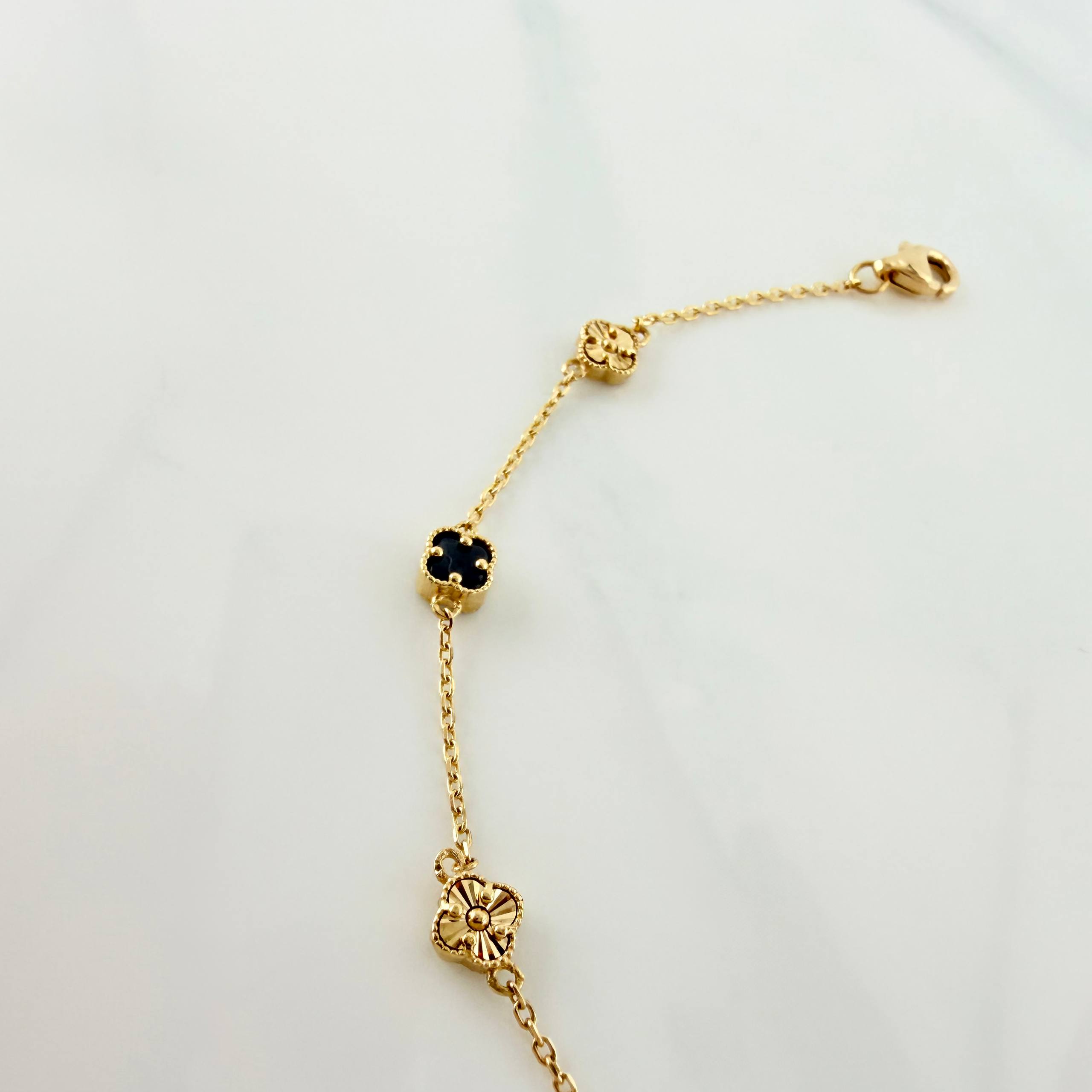 Pulso Trebol Aro Seguido 3.2 g / 21.8 cm / 4.8 mm Oro Amarillo 18K