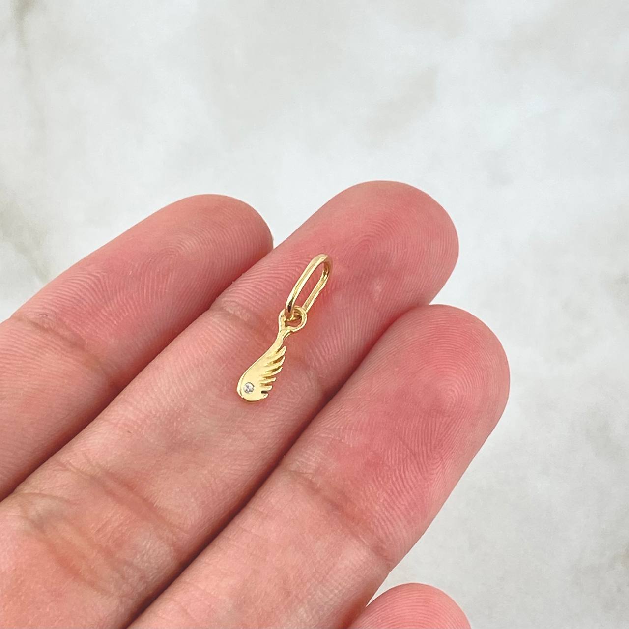 Dije Ala 0.35gr / 1.5cm / Circón Blanco Oro Amarillo 18K
