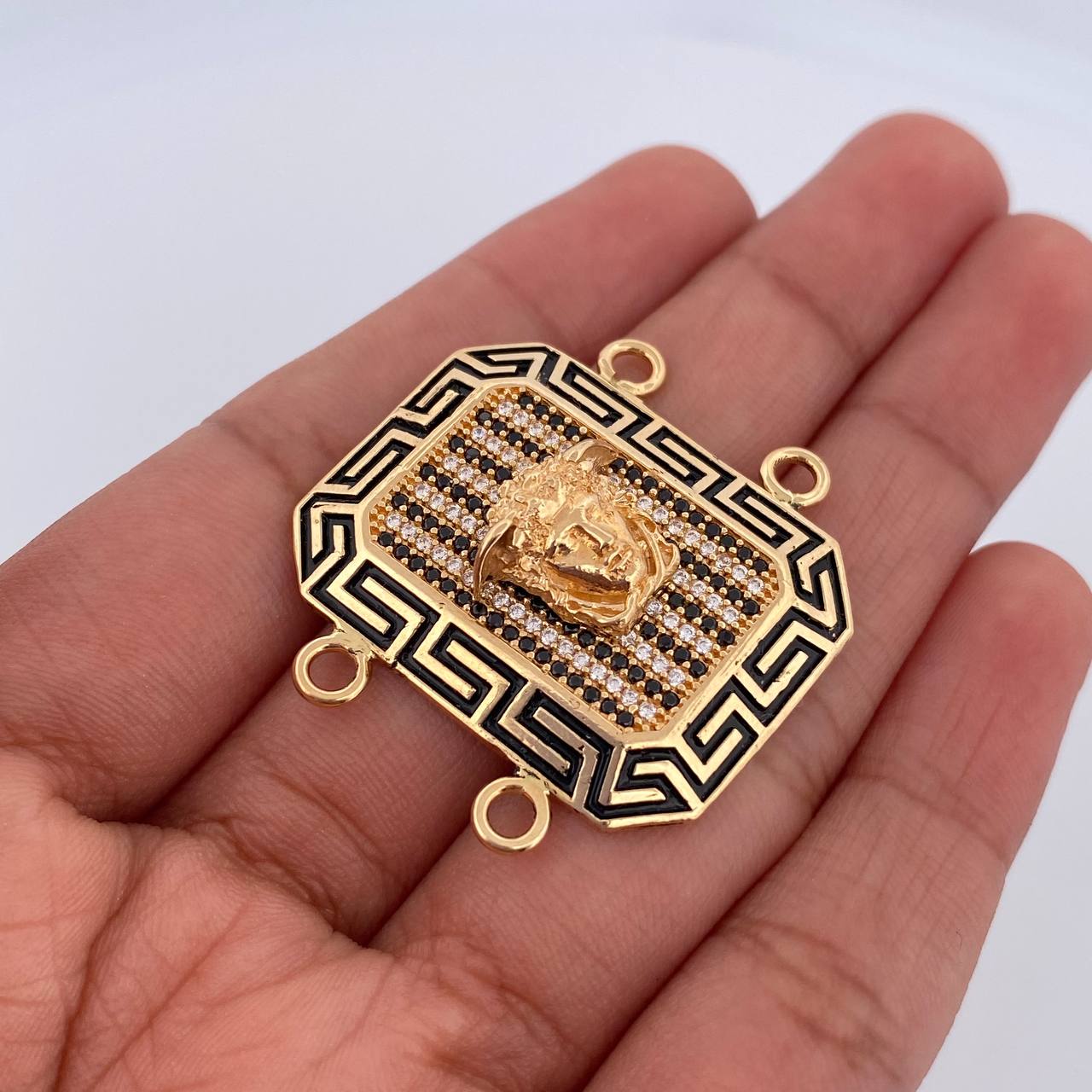 Herraje Medusa 9.1gr / 3.1cm / Oro 18K $