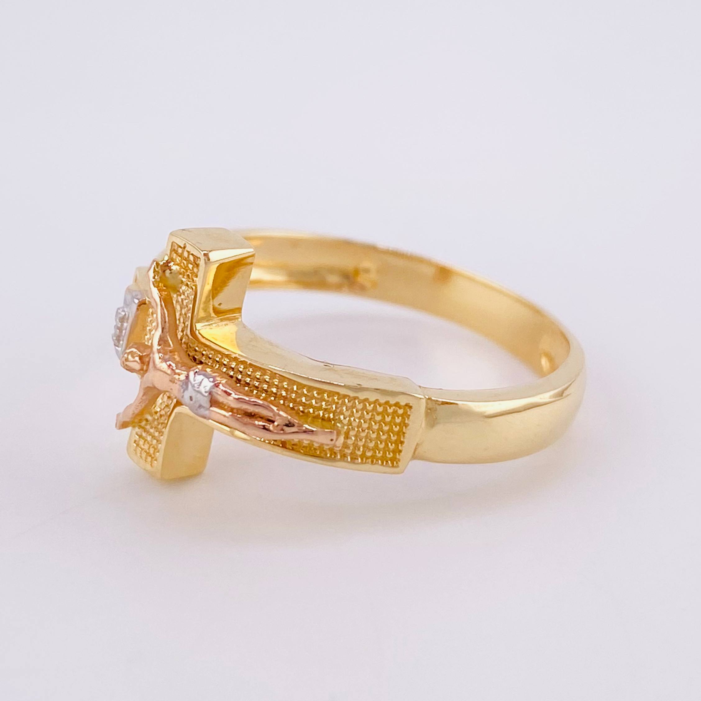 Anillo Cruz Cristo 4.5 g / T9 1/2 Tres Oros 18K