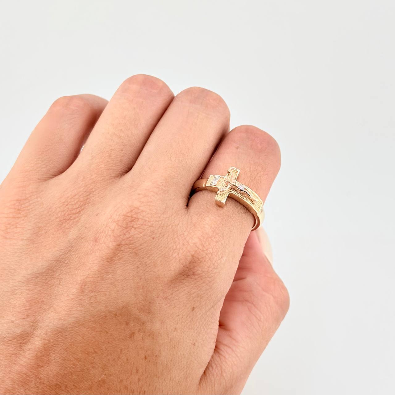 Anillo Cruz Cristo 4.5 g / T9 1/2 Tres Oros 18K