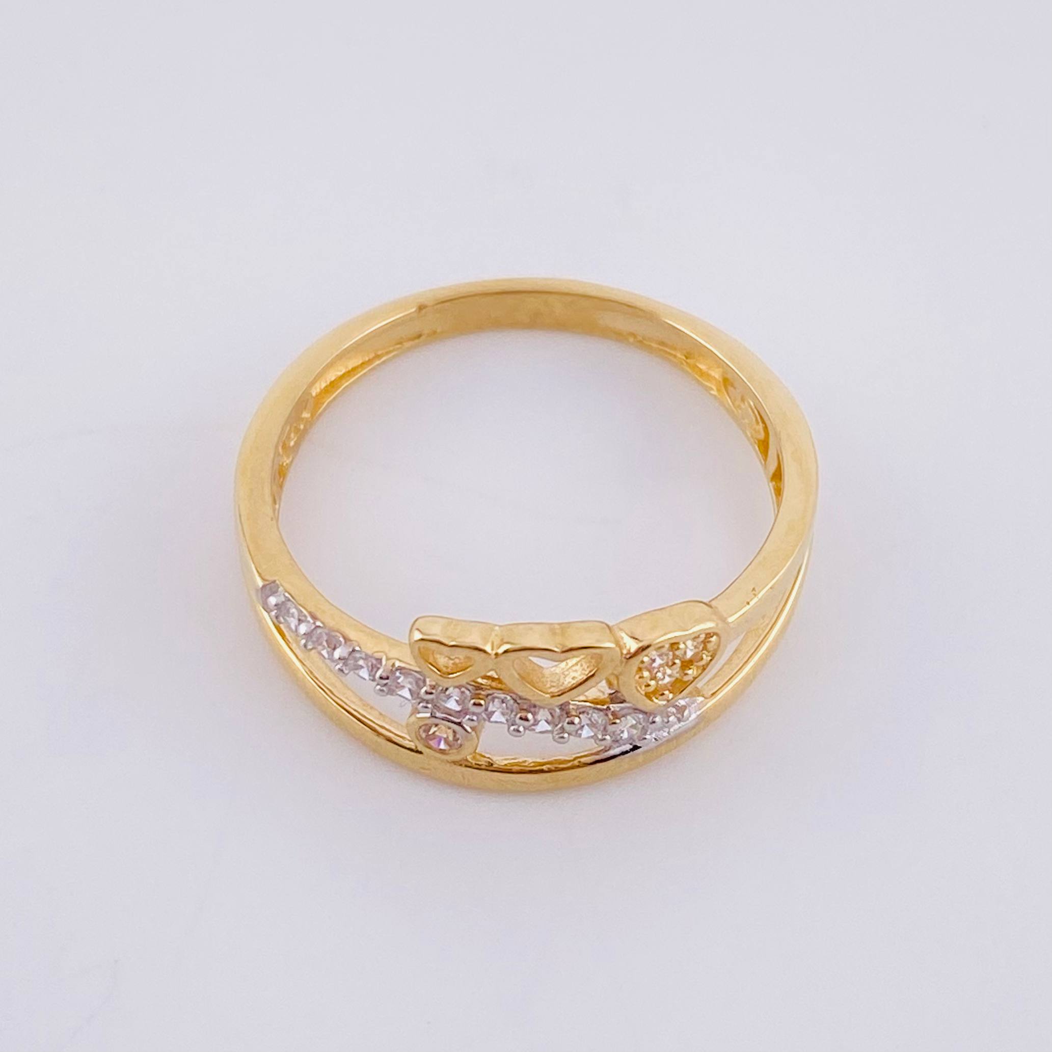 Anillo Carril Triple Corazon 2.05 g / T5 1/2 Oro Amarillo 18K