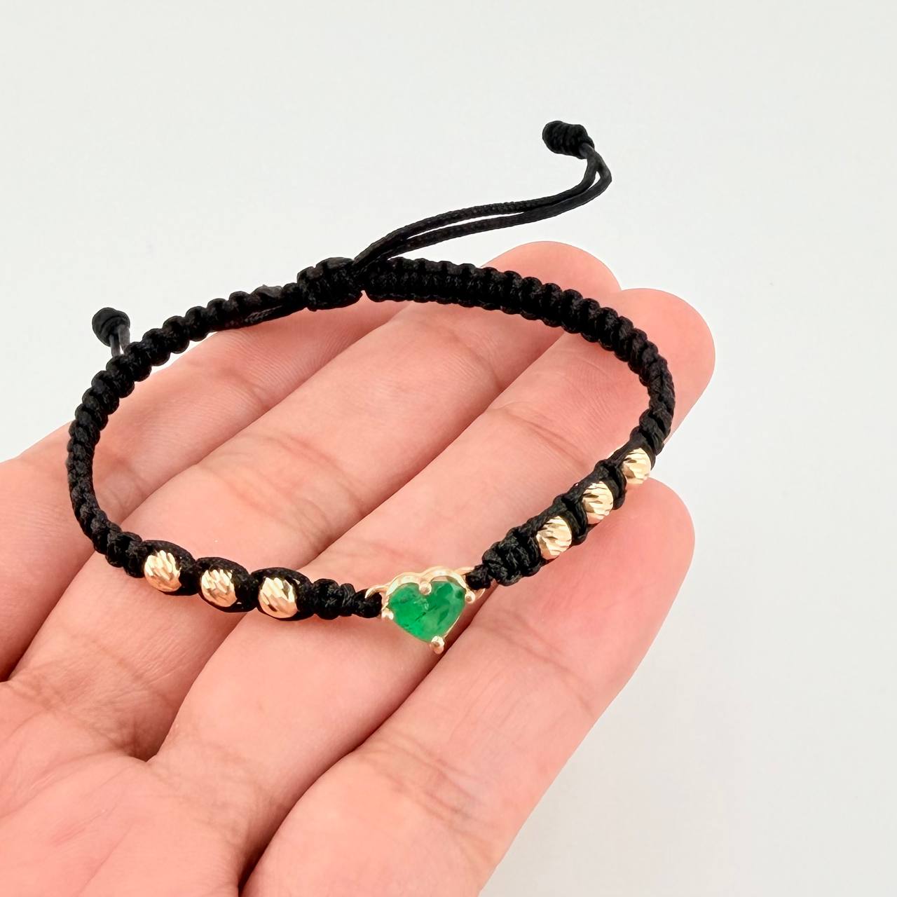 Pulsera Tejida Negra Bolas Diamantadas Corazón Esmeralda 60pts Oro Amarillo 18K