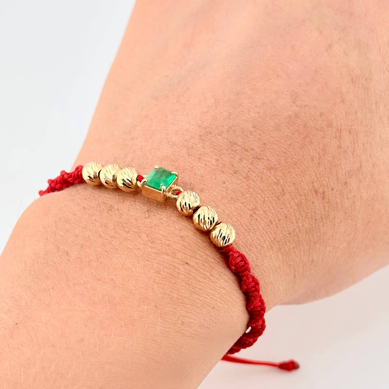 Pulsera Tejida Roja Bolas Diamantadas Cuadrado Esmeralda 70pts Oro Amarillo 18K