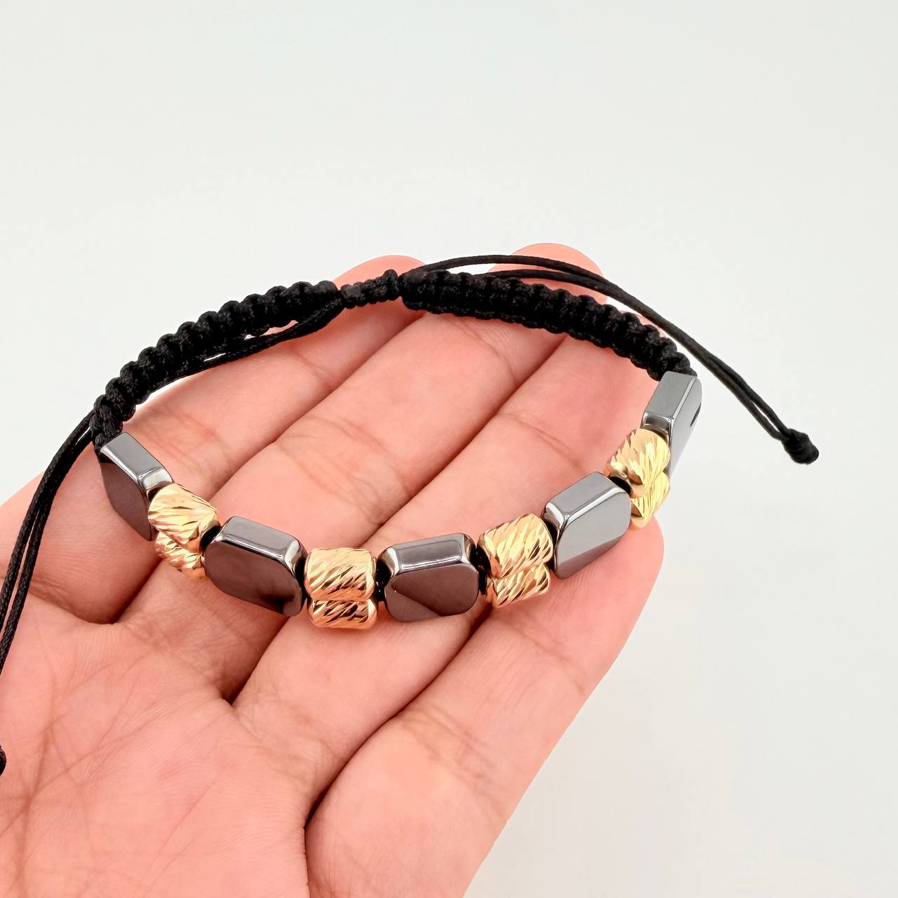Pulsera Tejida Negra Cilindros Diamantados Piedra Hematita Oro Amarillo 18K