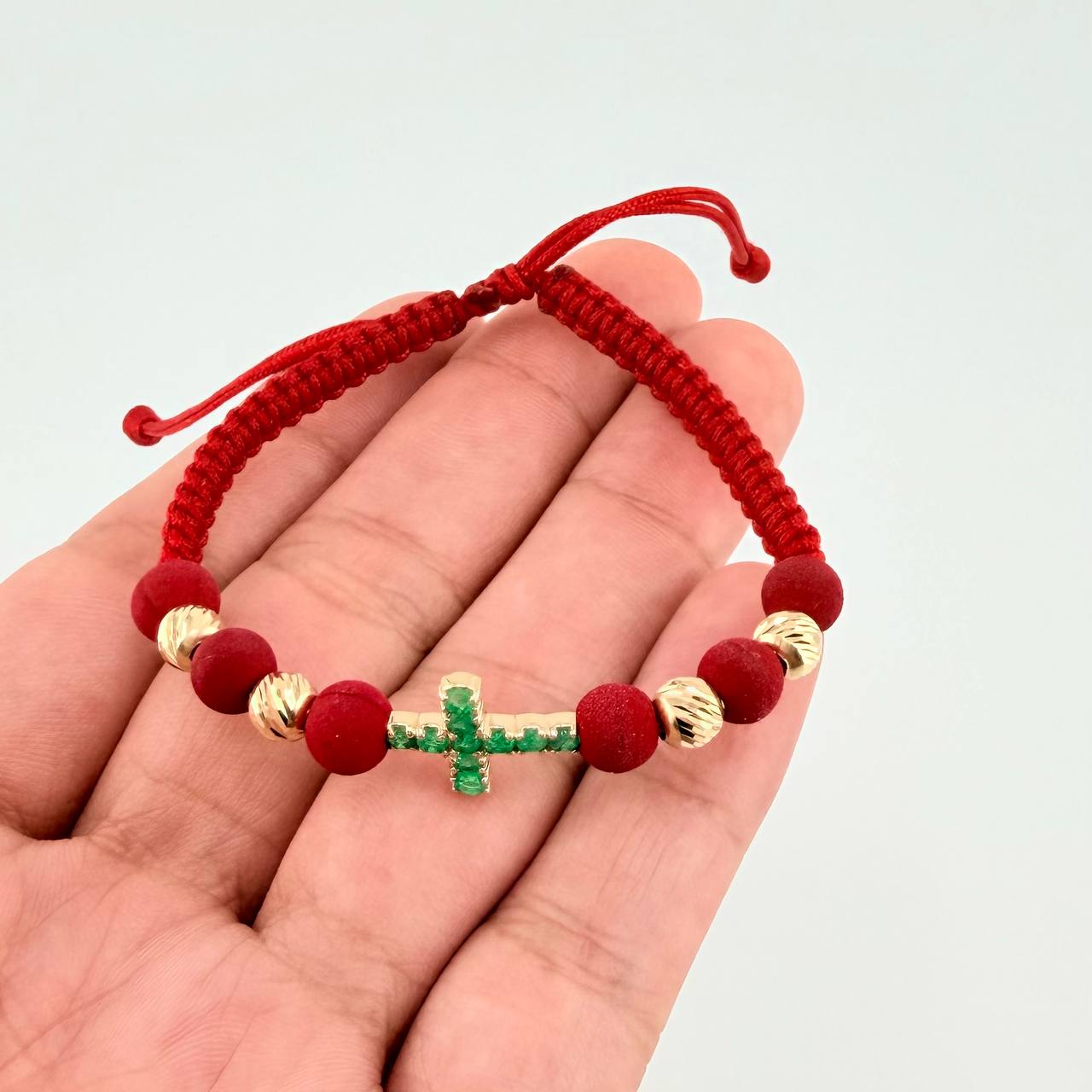 Pulsera Tejida Roja Bolas Diamantadas Cruz Esmeralda 43pts Oro Amarillo 18K