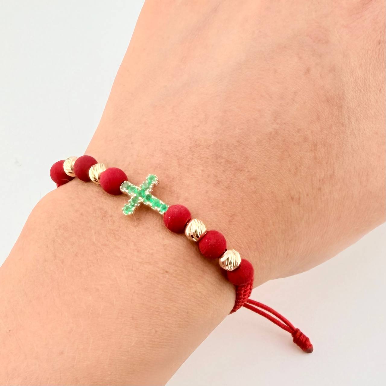 Pulsera Tejida Roja Bolas Diamantadas Cruz Esmeralda 43pts Oro Amarillo 18K