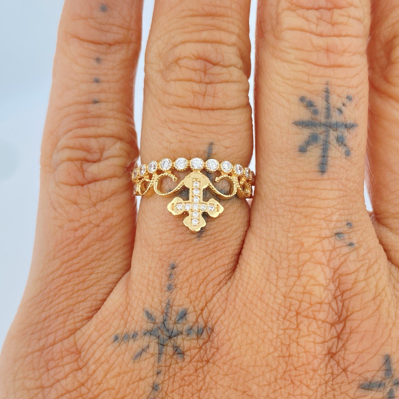 Anillo Corona Cruz 2.4gr / T6 1/4 / Oro Amarillo 18K $