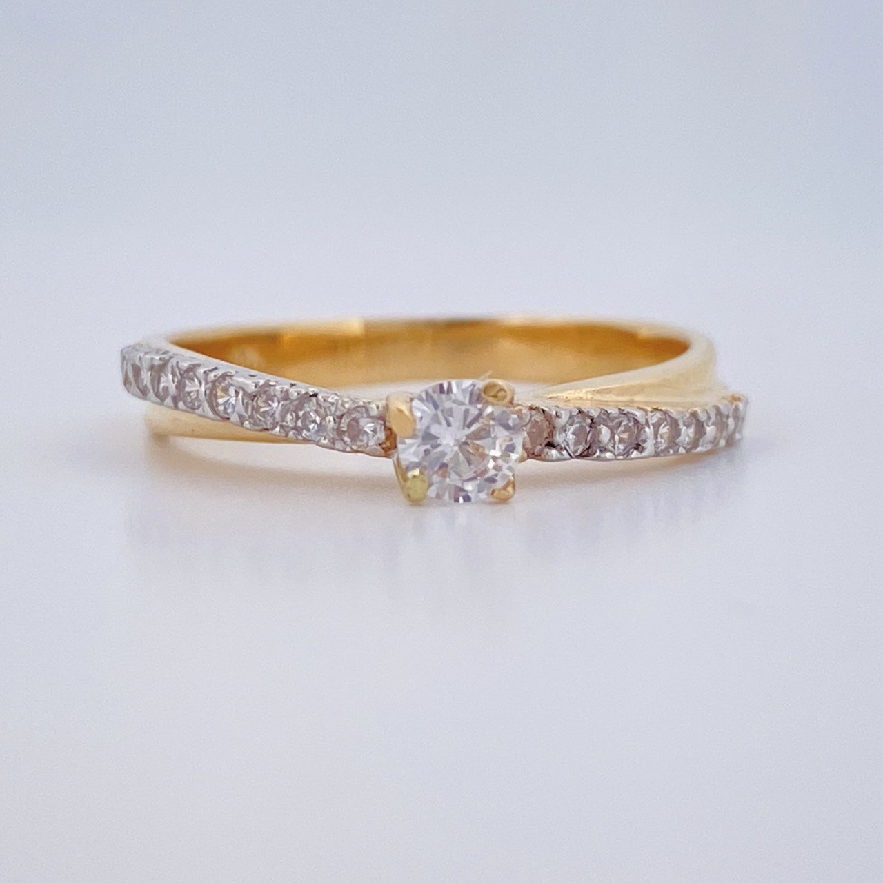 Anillo Solitario Cruzado 2.25gr / T6 / Dos Oros Amarillo Blanco 18K $