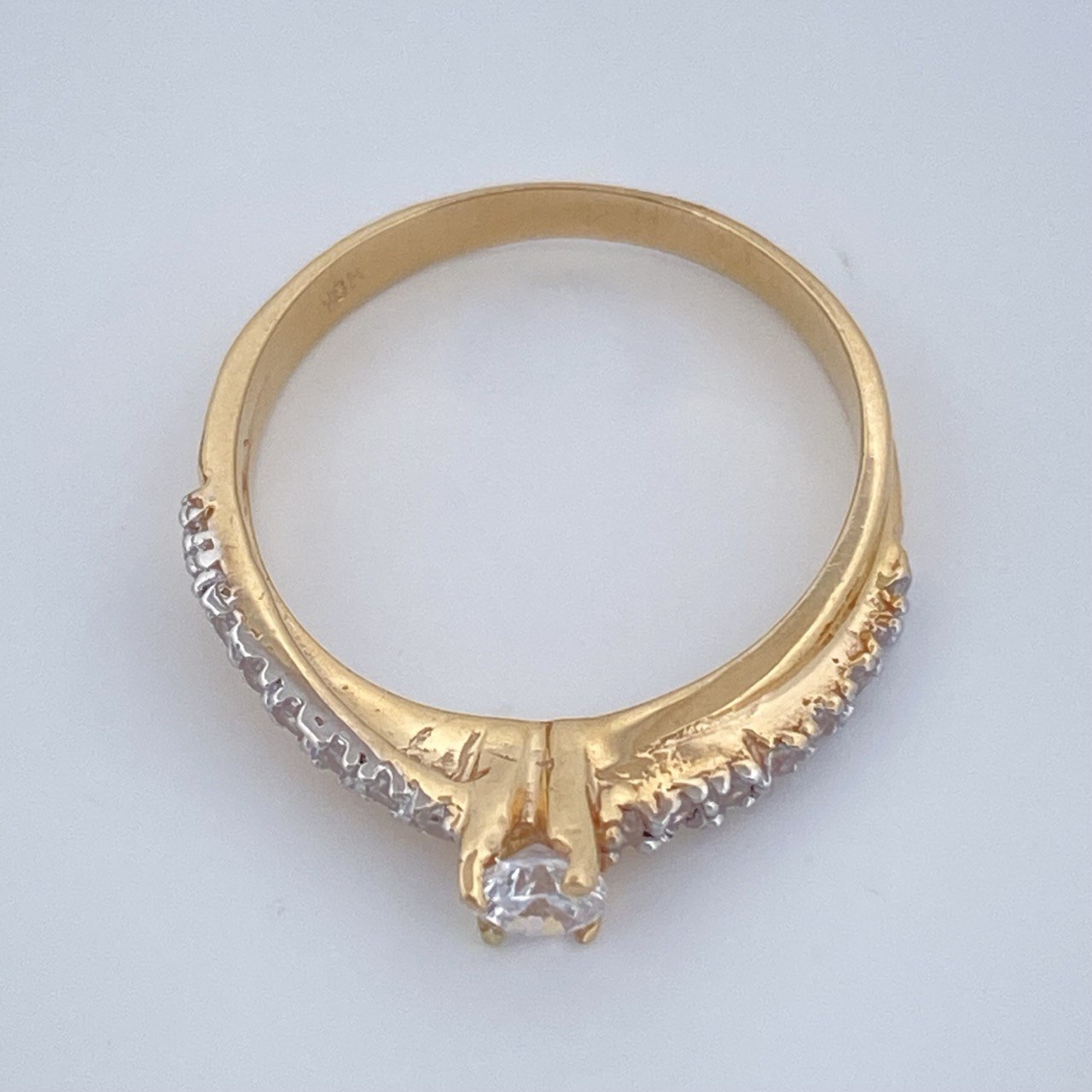 Anillo Solitario Cruzado 2.25gr / T6 / Dos Oros Amarillo Blanco 18K $