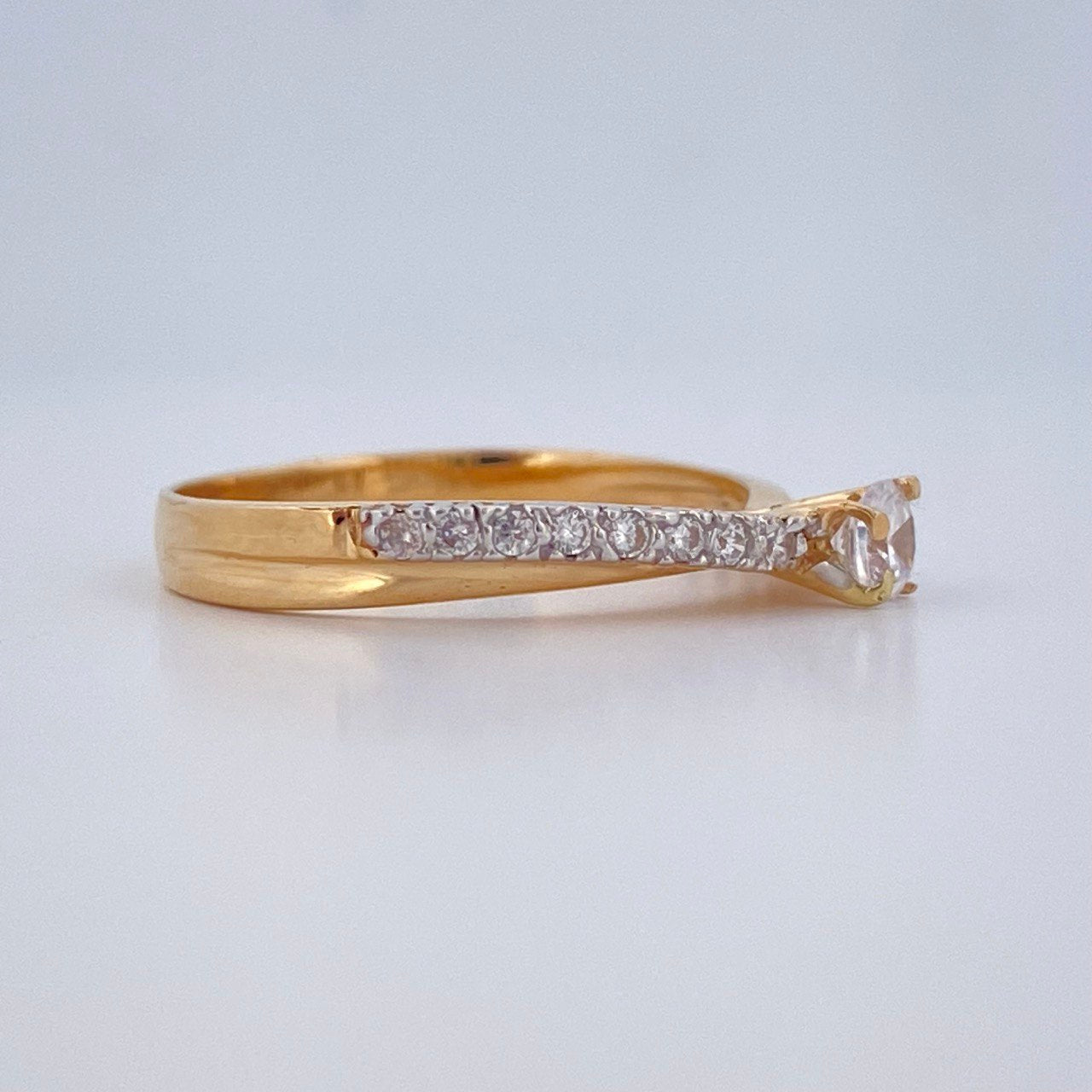 Anillo Solitario Cruzado 2.25gr / T6 / Dos Oros Amarillo Blanco 18K $