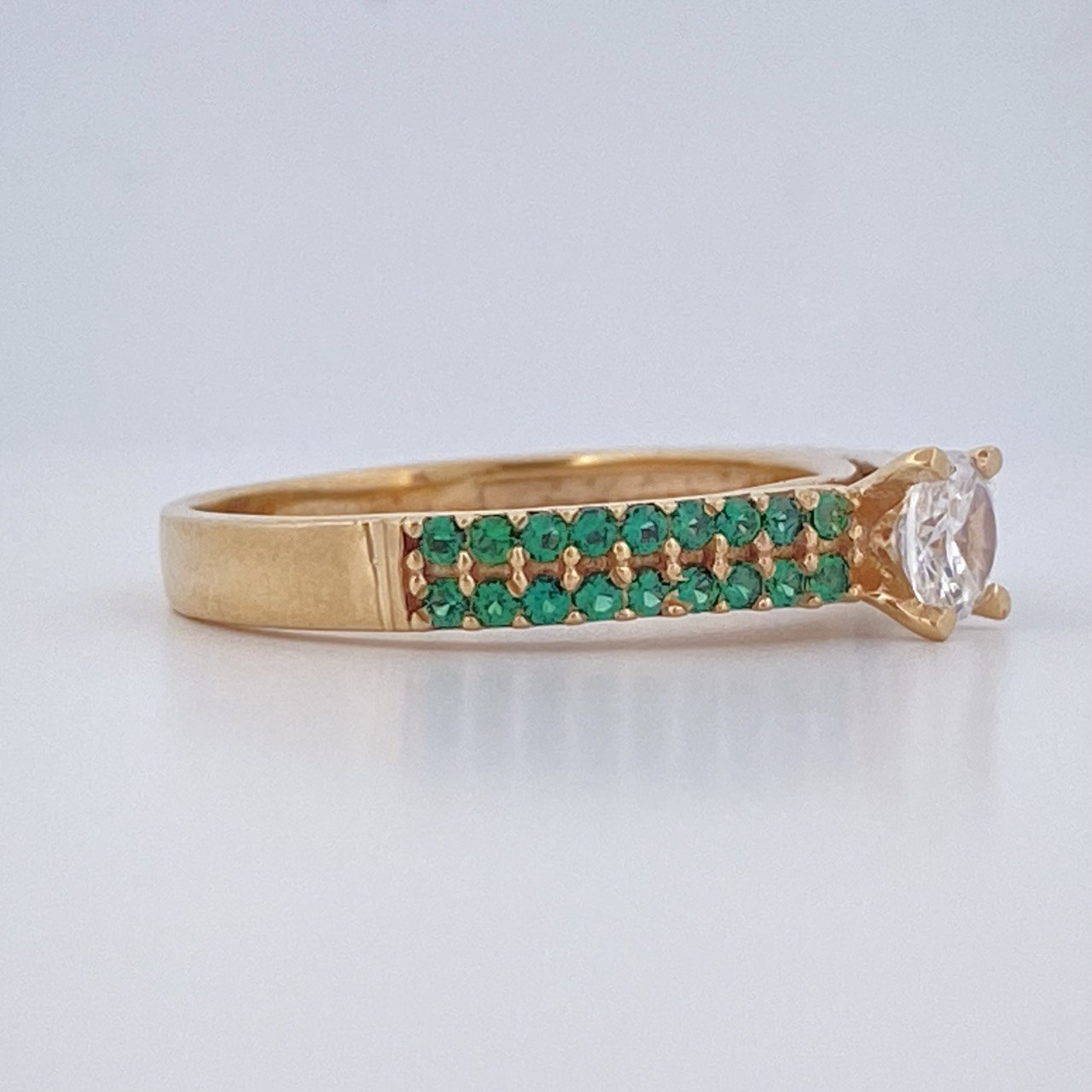 Anillo Verde encanto 3.15gr / T7 1/4 / Oro Amarillo 18K $