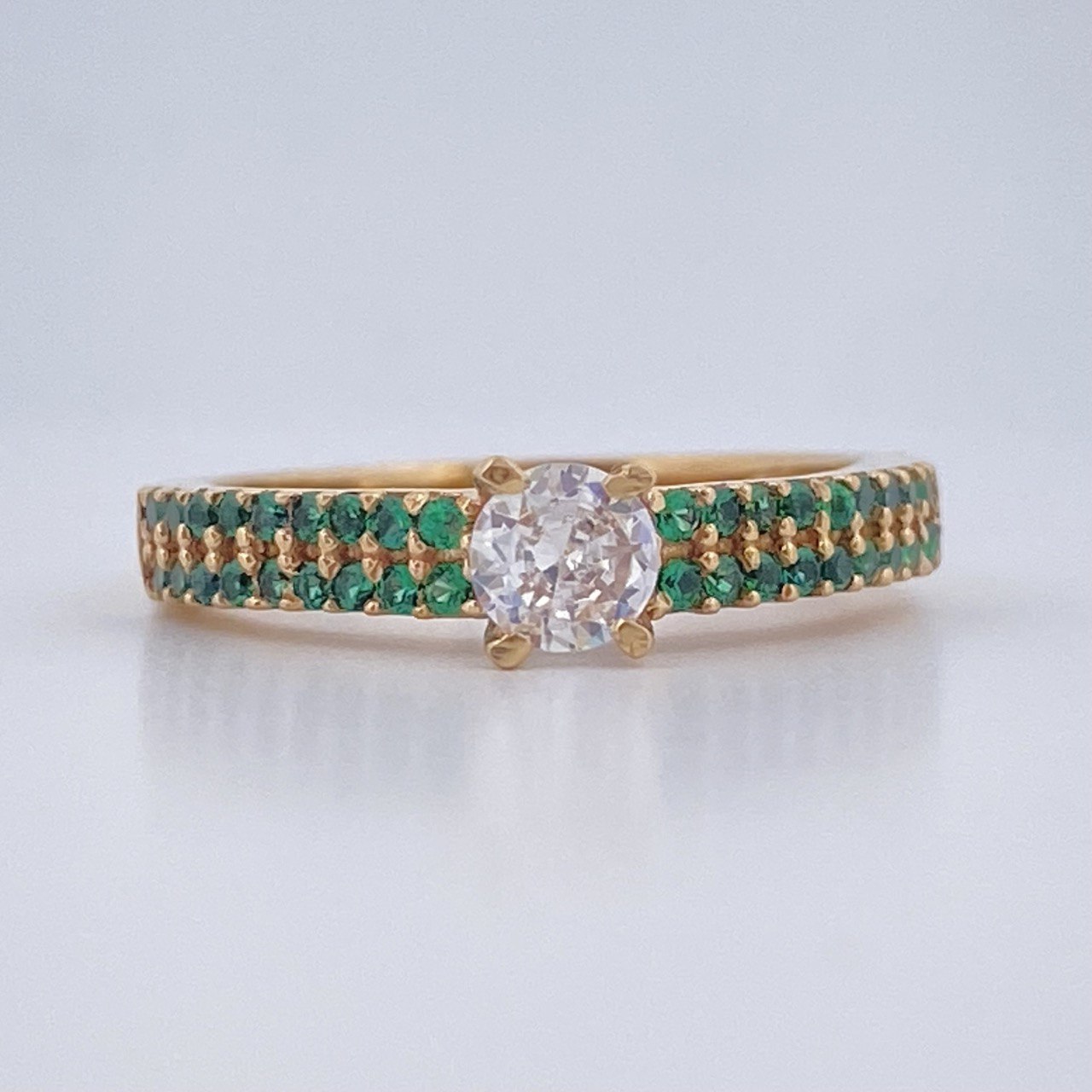 Anillo Verde encanto 3.15gr / T7 1/4 / Oro Amarillo 18K $
