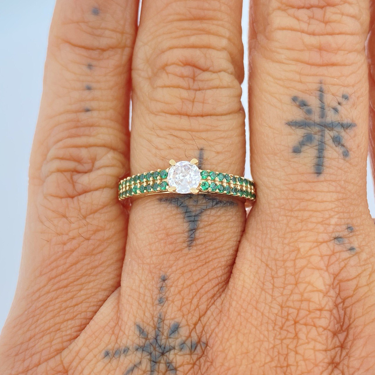 Anillo Verde encanto 3.15gr / T7 1/4 / Oro Amarillo 18K $