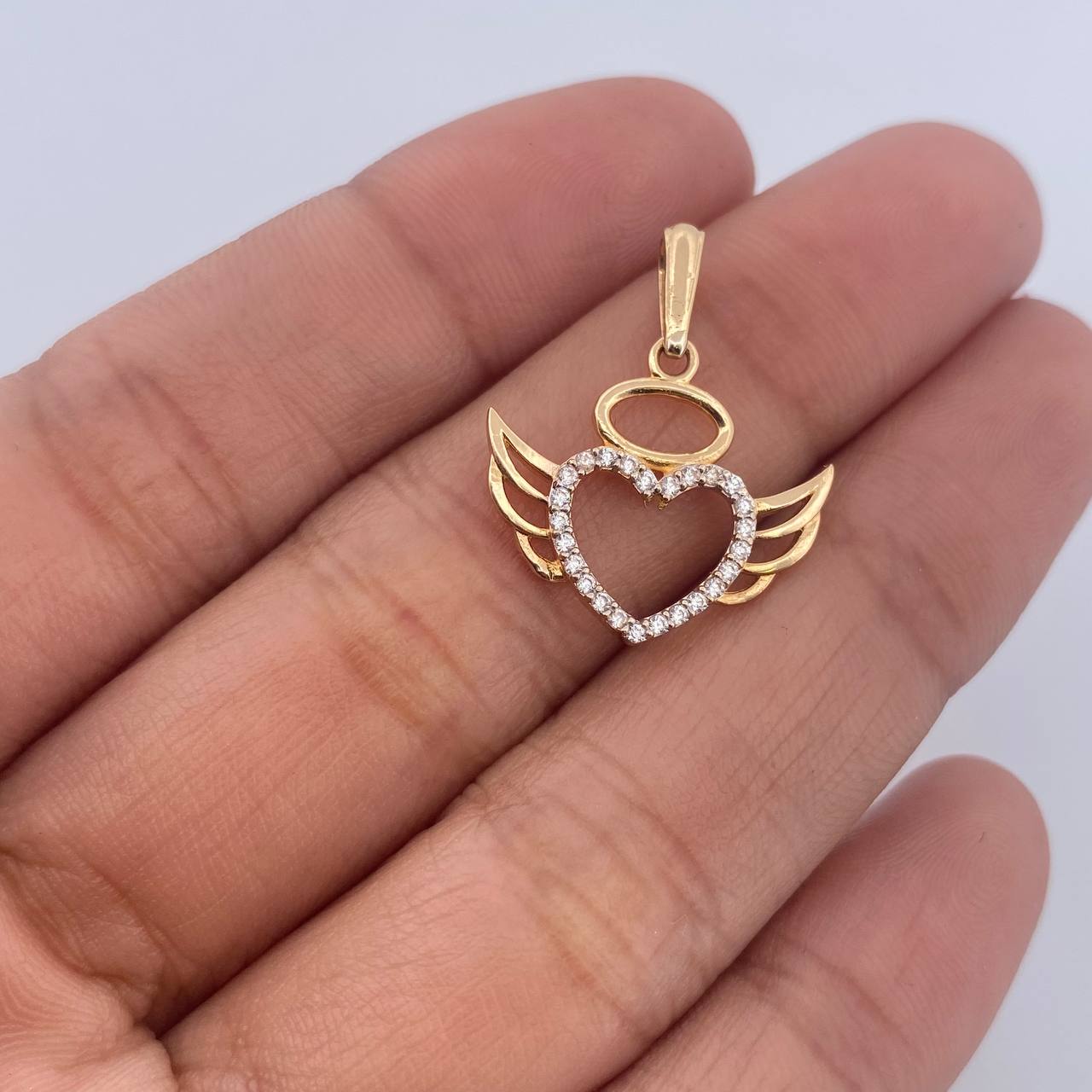Dije Silueta Corazon Alas 1.55gr / 2.3cm / Circones Blancos Oro Amarillo 18K &