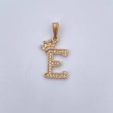 Dije Letra E Corona 1.25gr / 2.4cm / Circones Blancos Oro Amarillo 18K &