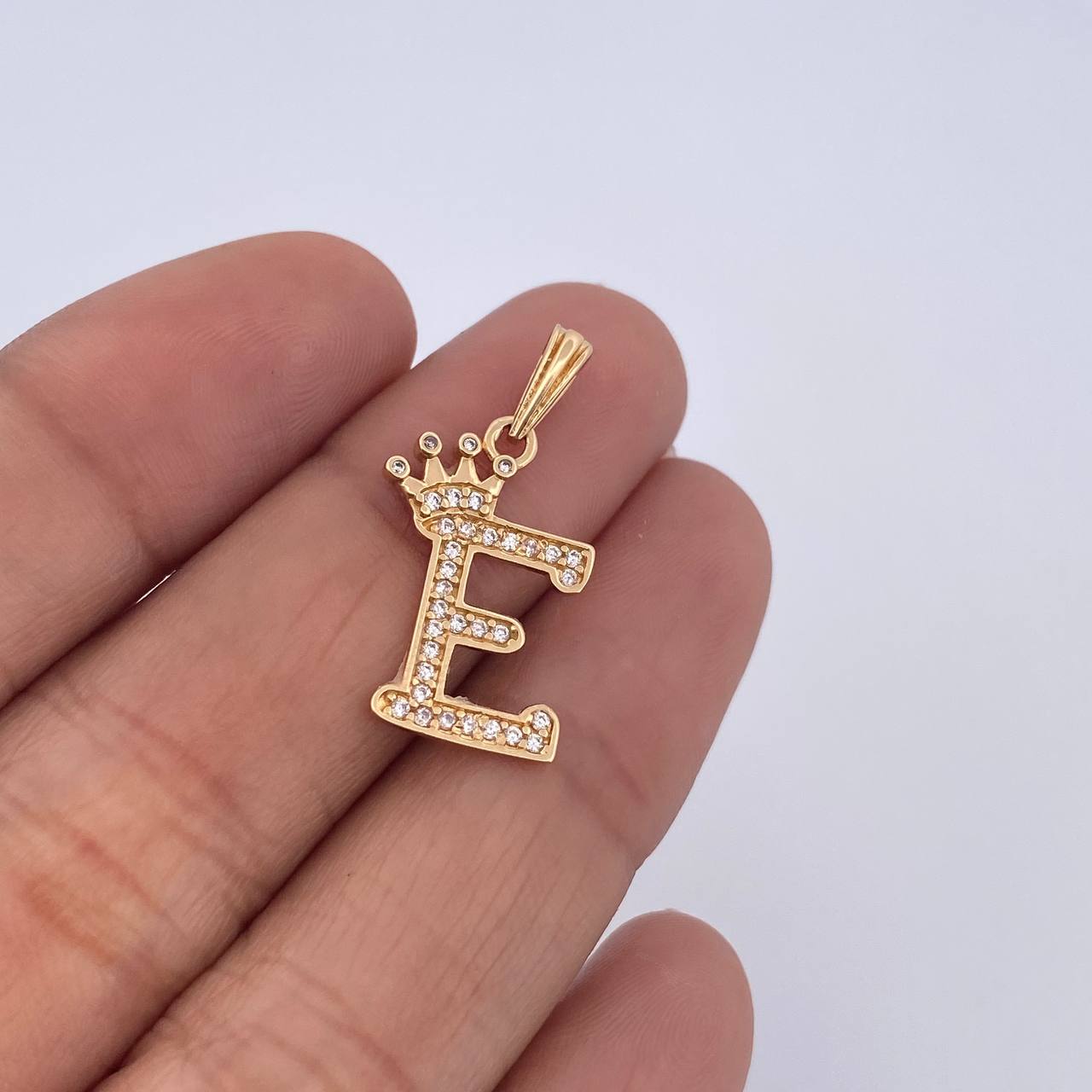 Dije Letra E Corona 1.25gr / 2.4cm / Circones Blancos Oro Amarillo 18K &