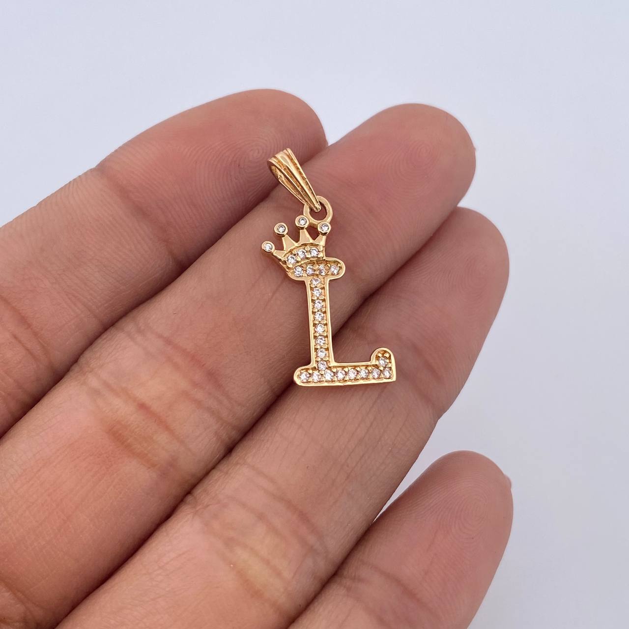 Dije Letra L Corona 1.15gr / 2.4cm / Circones Blancos Oro Amarillo 18K &