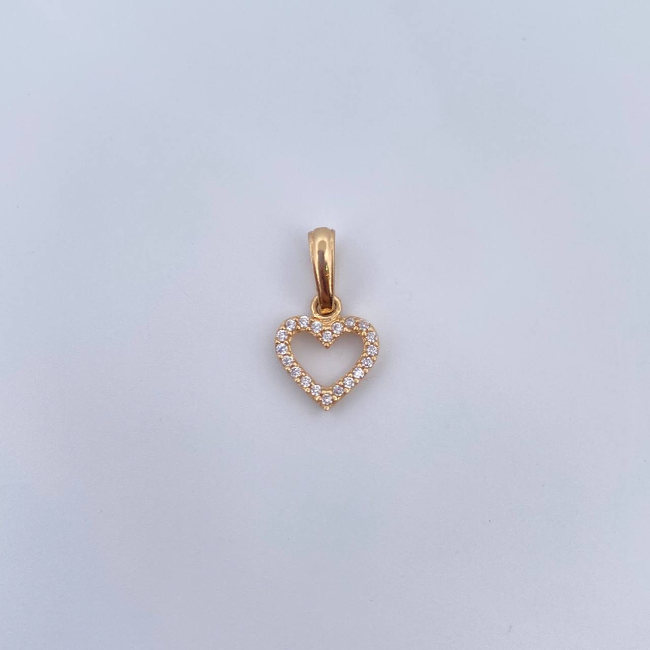 Dije Silueta Corazon 0.7gr / 1.5cm / Circones Blancos Oro Amarillo 18K &