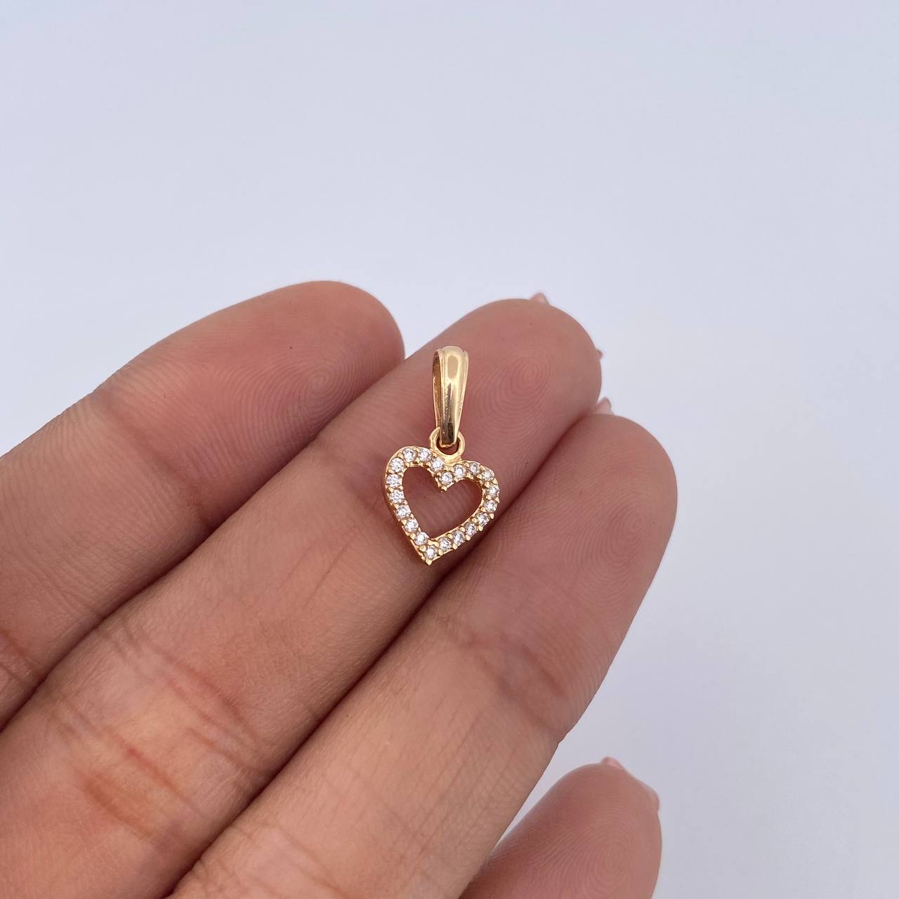 Dije Silueta Corazon 0.7gr / 1.5cm / Circones Blancos Oro Amarillo 18K &
