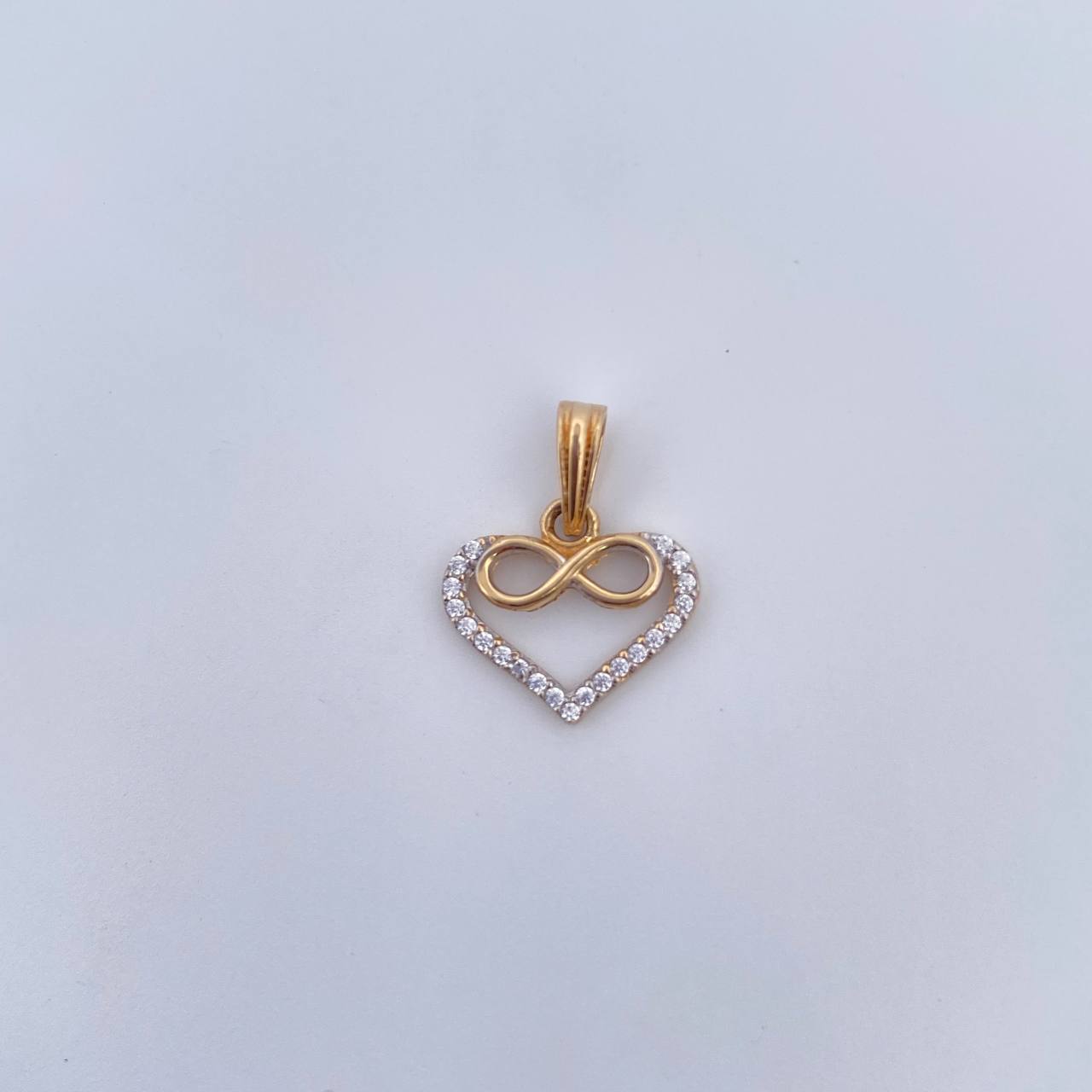Dije Silueta Corazon Infinito 1.05gr / 1.7cm / Circones Blancos Oro Amarillo 18K &