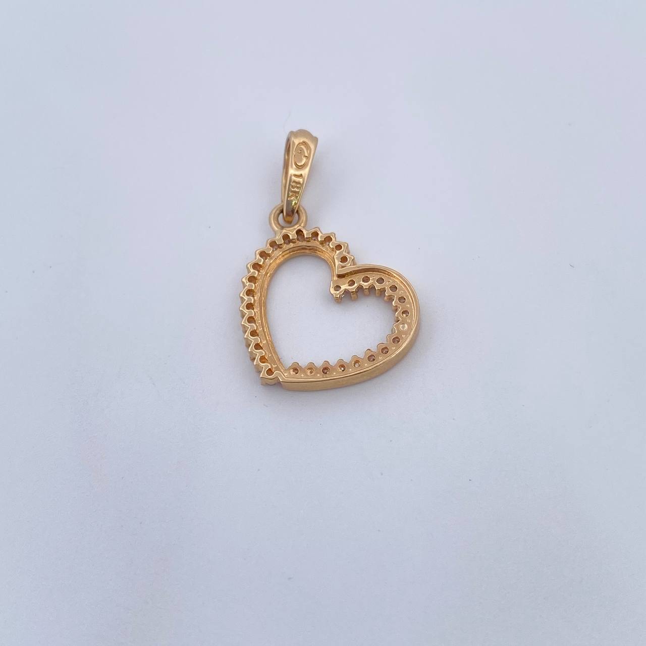 Dije Silueta Corazon 1.3gr / 2.2cm / Circones Blancos Oro Amarillo 18K &