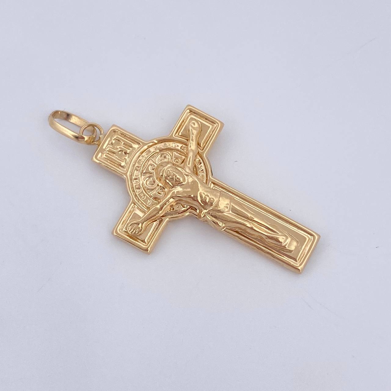 Dije Cruz Cristo San Benito 2.75gr / 4.2cm / Oro 18K $