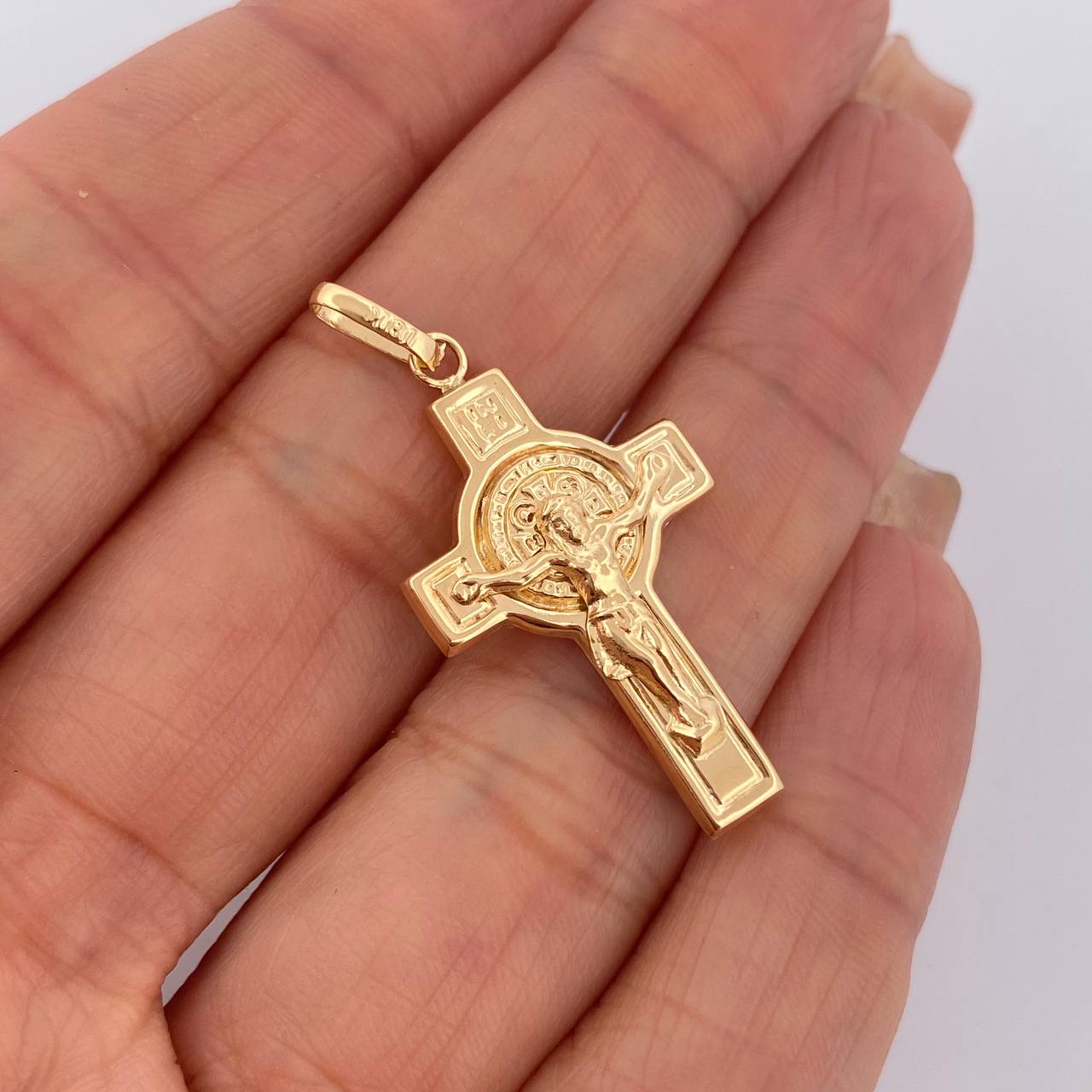 Dije Cruz Cristo San Benito 2.05gr / 3.6cm / Oro 18K $