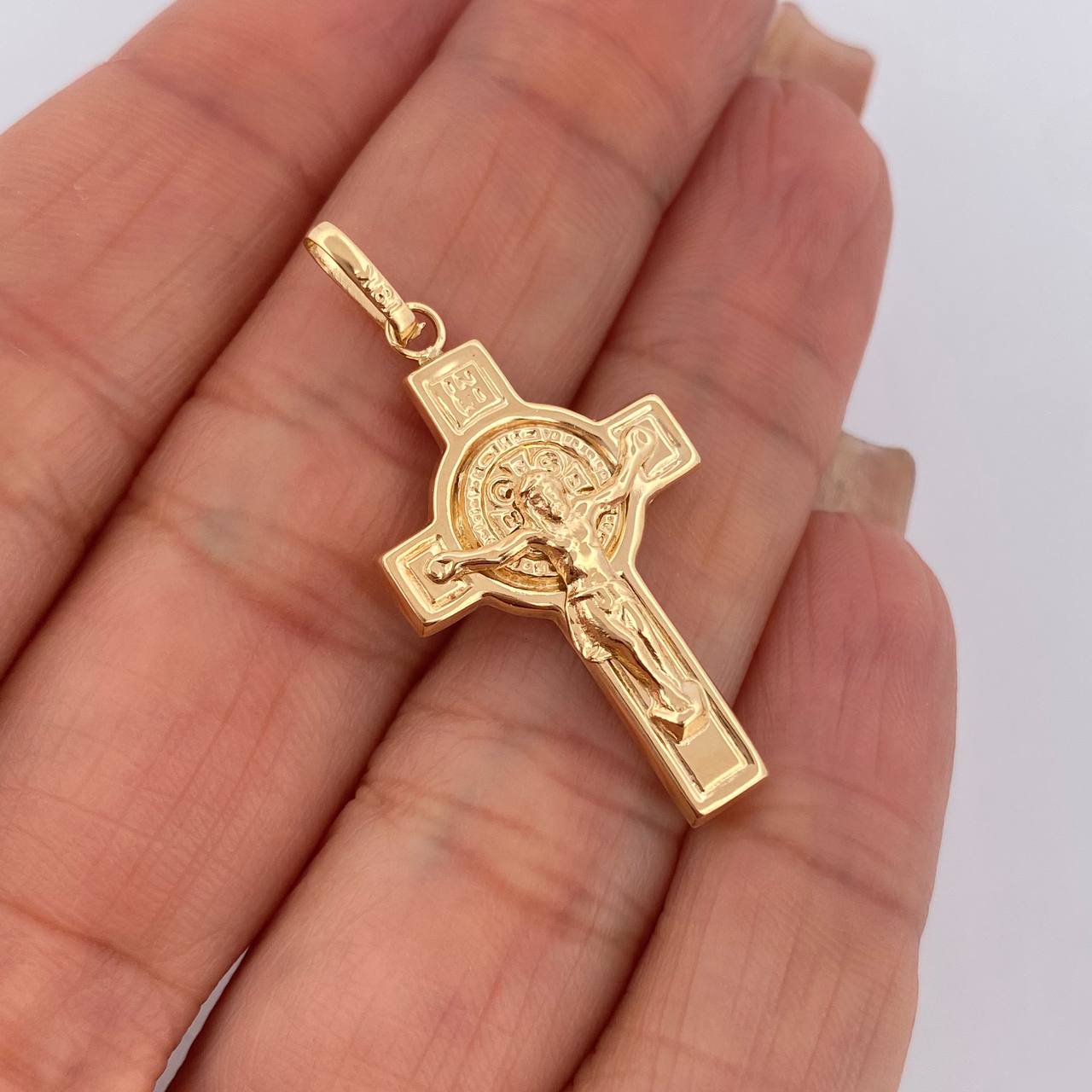 Dije Cruz Cristo San Benito 2gr / 3.5cm / Oro 18K $