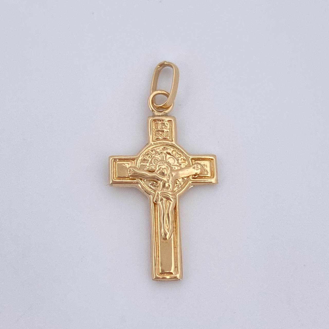 Dije Cruz Cristo San Benito 0.75gr / 2.5cm / Oro 18K $
