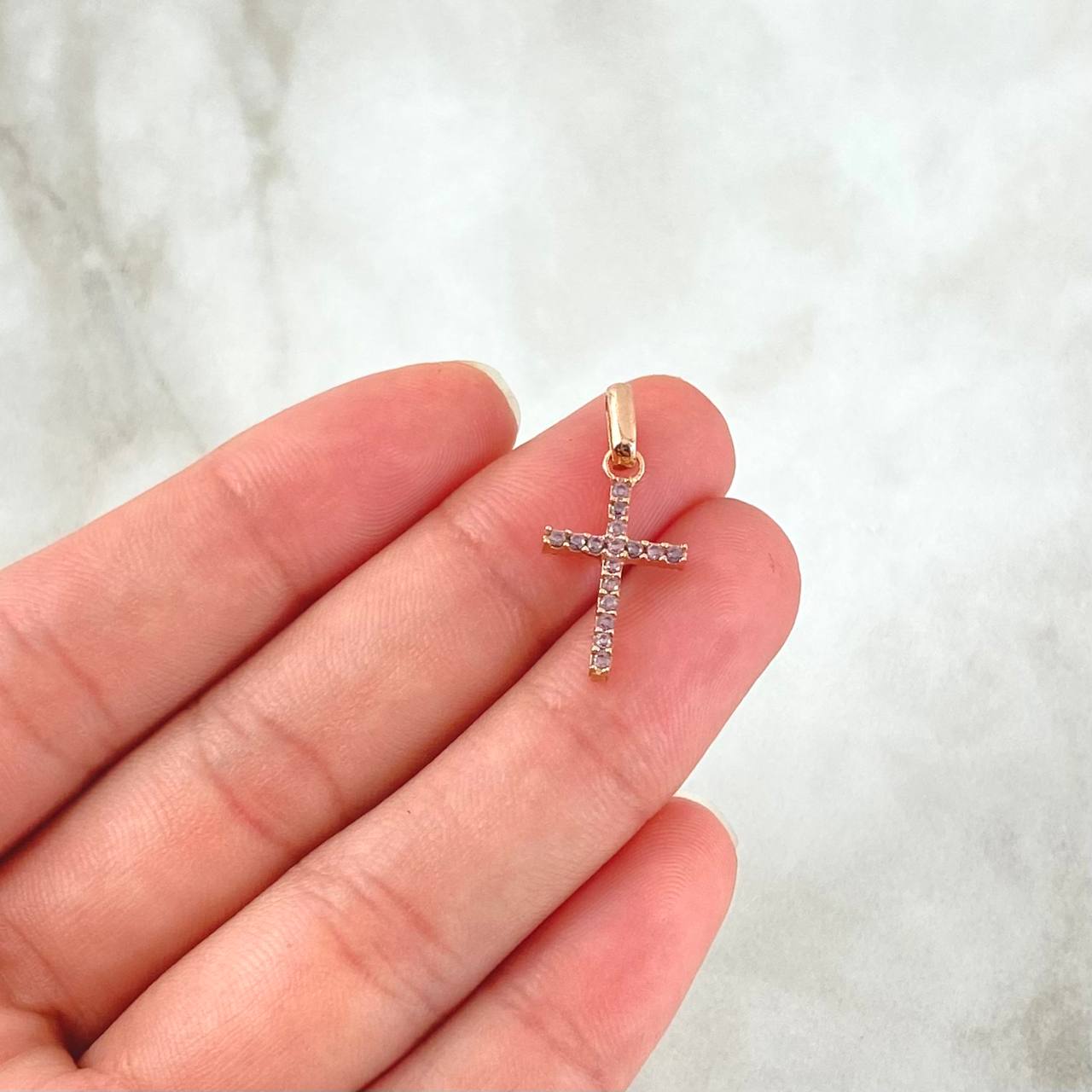 Dije Cruz Basteada 1.1gr / 2cm / Circones Blancos Oro Rosa 18K ©