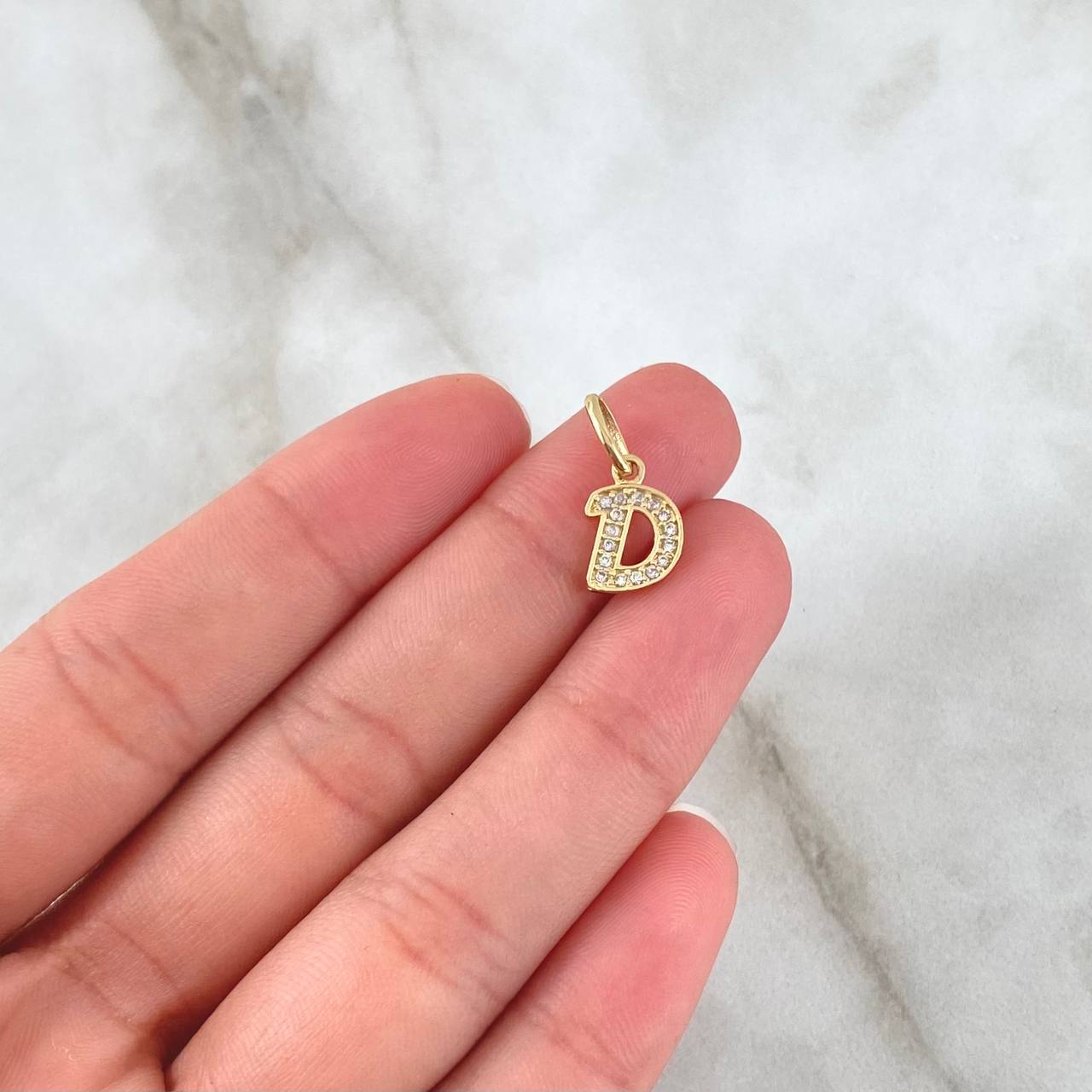 Dije Letra D Silueta 0.7gr / 1,6cm / Circones Blancos Oro Amarillo 18K ©