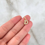 Dije Letra D Silueta 0.7gr / 1,6cm / Circones Blancos Oro Amarillo 18K ©
