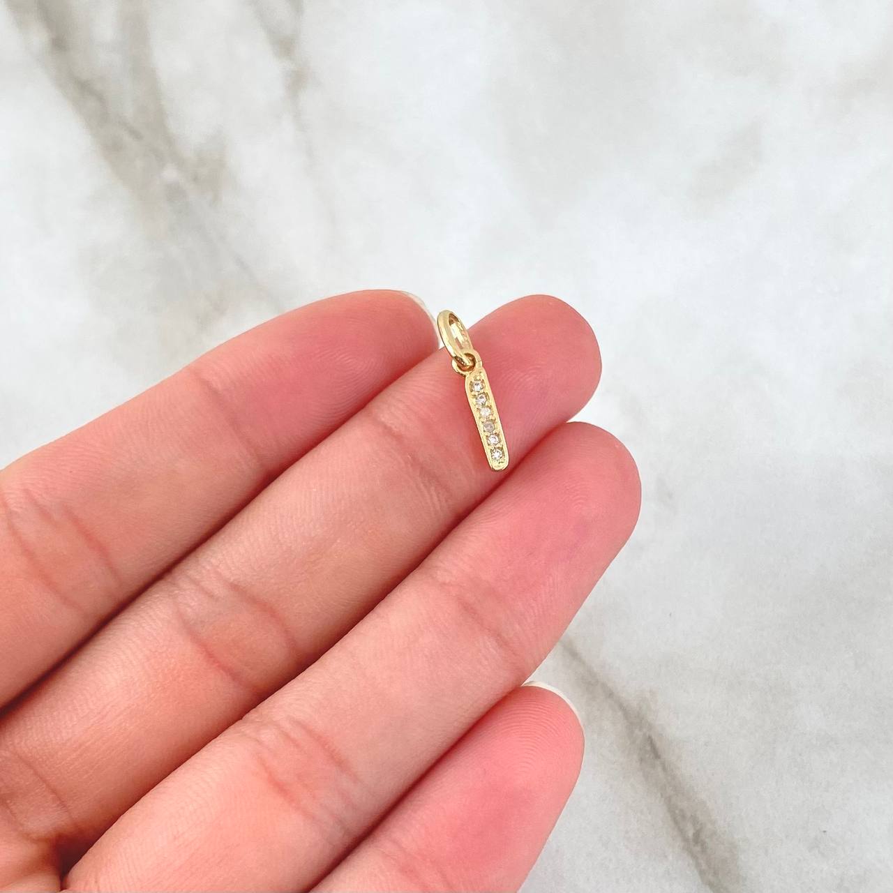 Dije Letra I Silueta 0.45gr / 2.1cm / Circones Blancos Oro Amarillo 18K ©