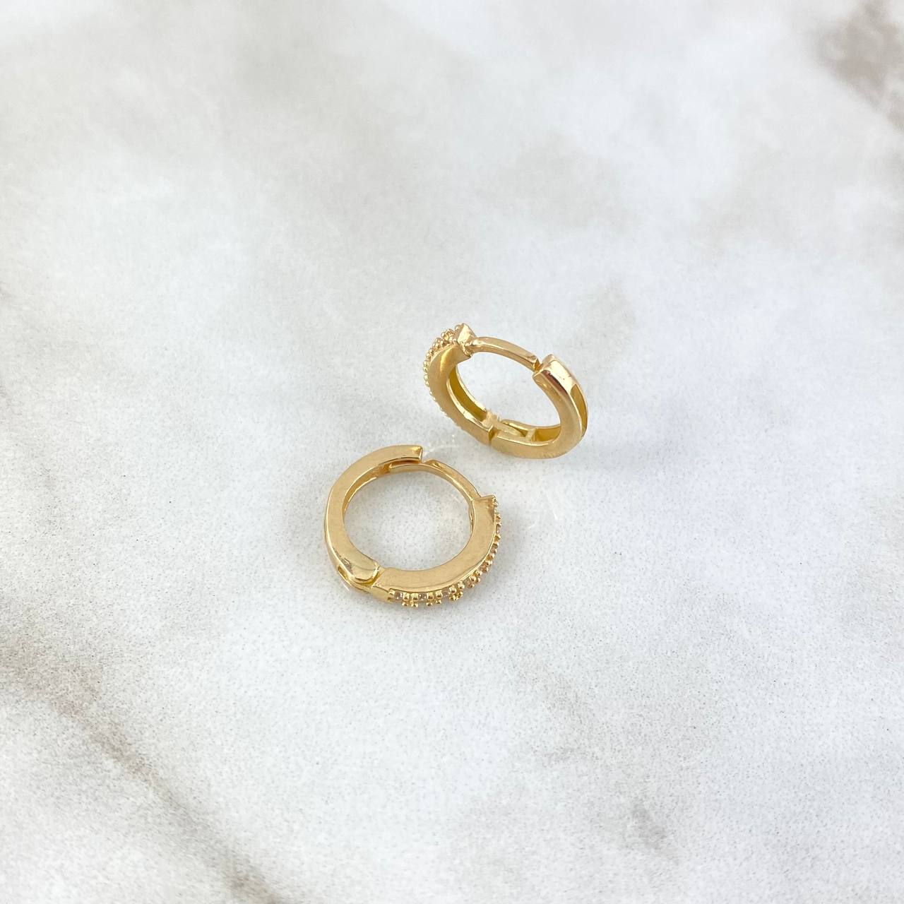 Candongas Carril 2.5gr / 1.3cm / Circones Blancos Oro Amarillo 18K ©