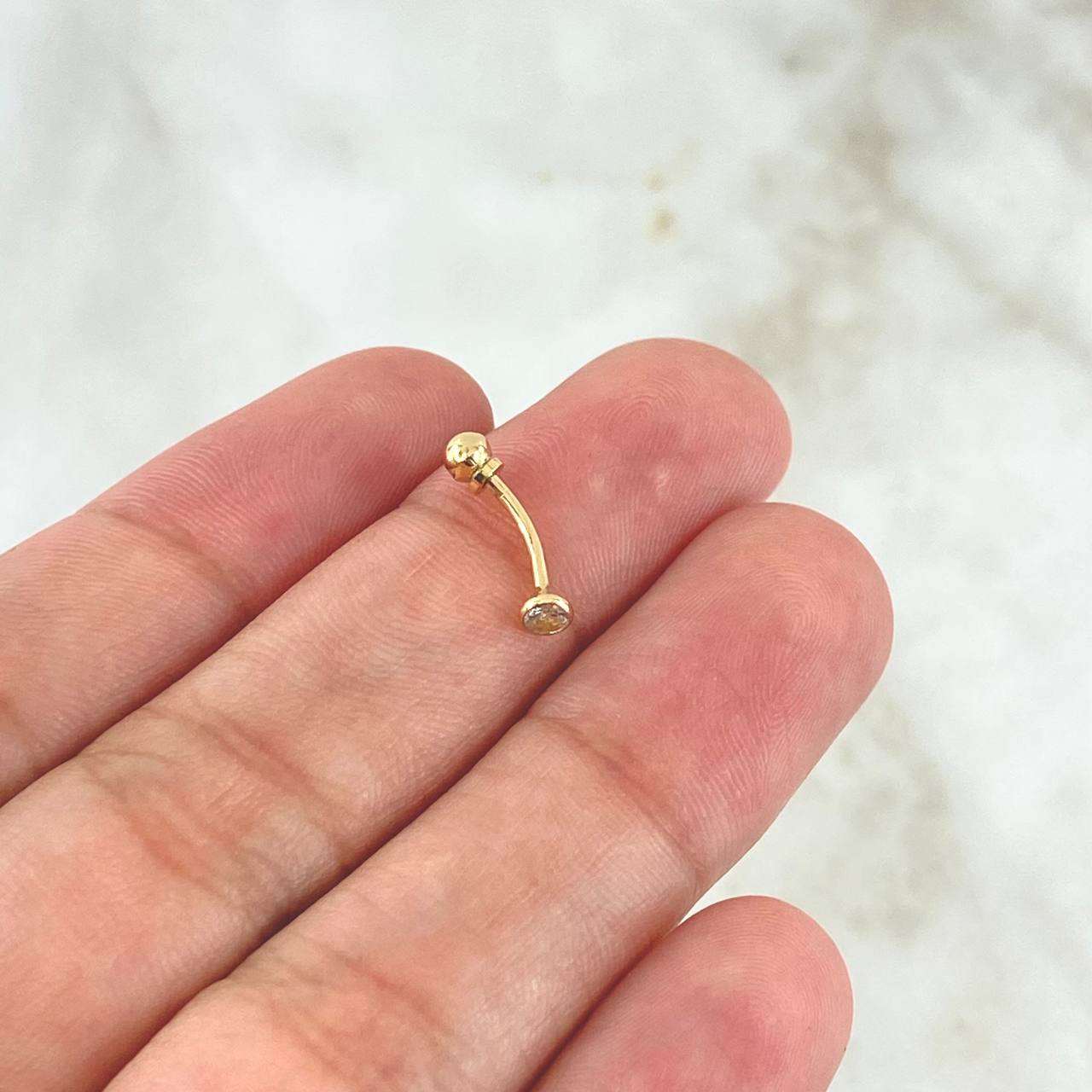 Piercing Ombligo Bisel Media Curva 0.3gr / 1.6cm / Rosca Bola Circon Blanco Oro Amarillo 18K (Joya) ©