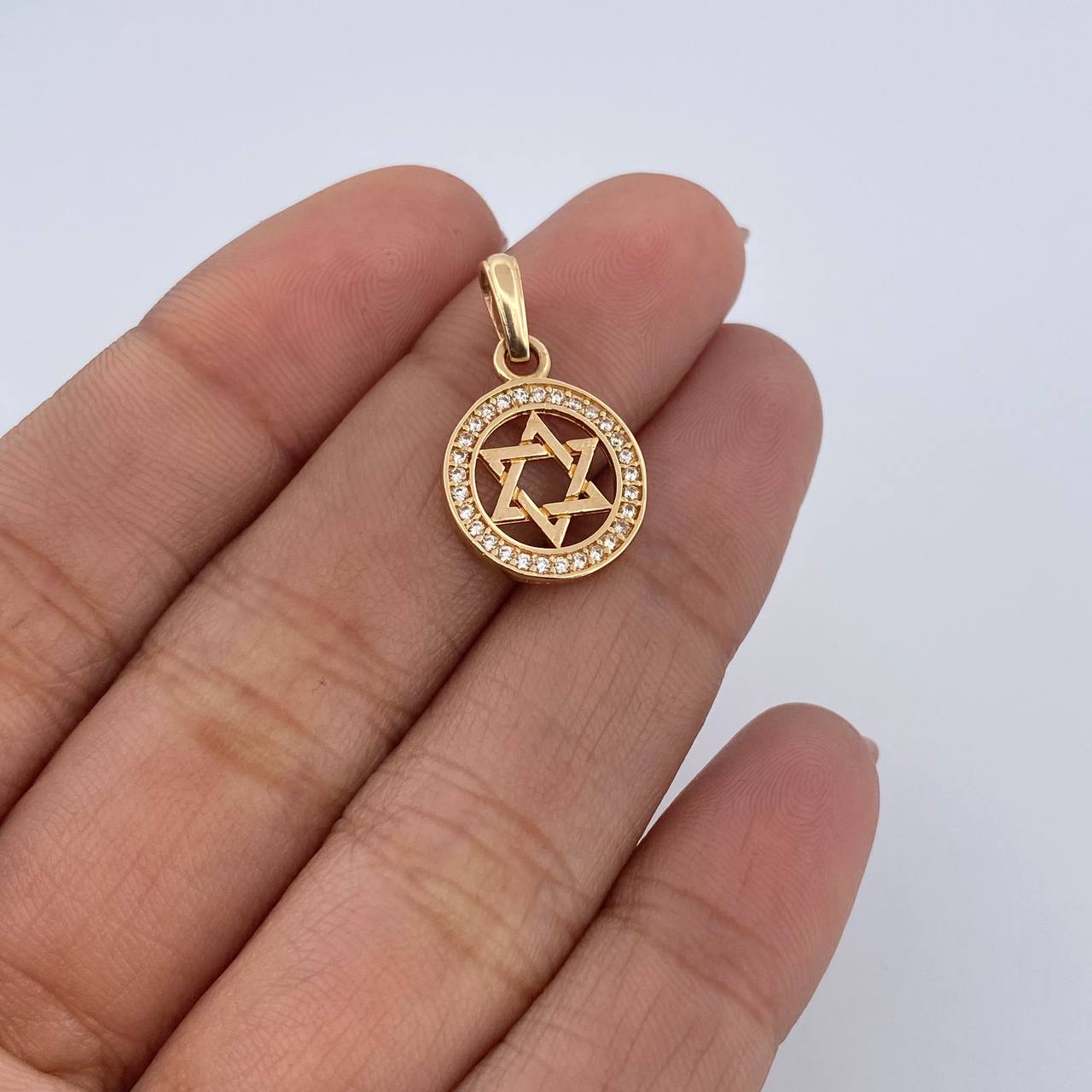 Dije Estrella De David 1.45gr / 2.1cm / Circulo Circones blancos Oro Amarillo 18K &