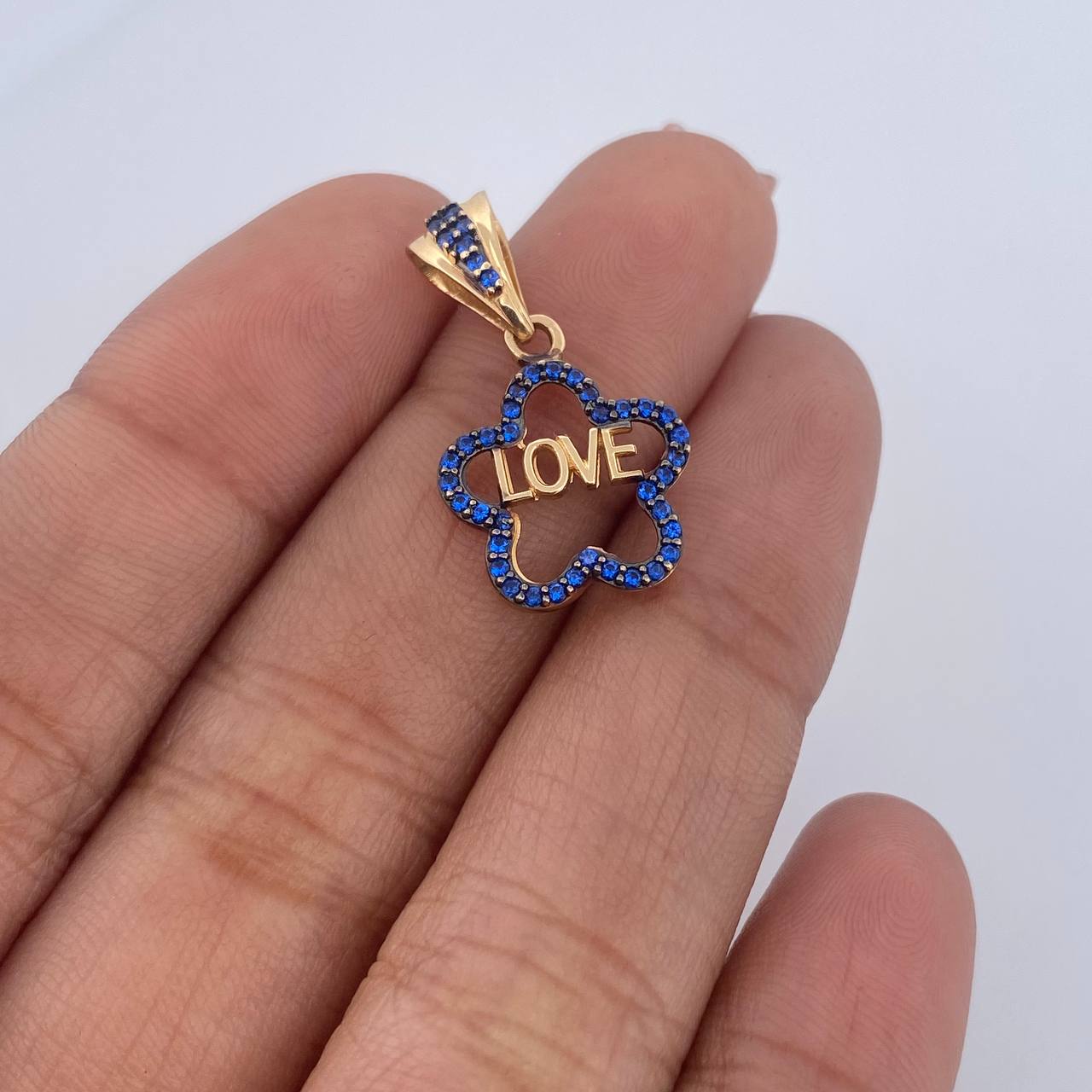 Dije Flor Silueta Love 1.5gr / 2.4cm / Circones Azules Oro Amarillo 18K &