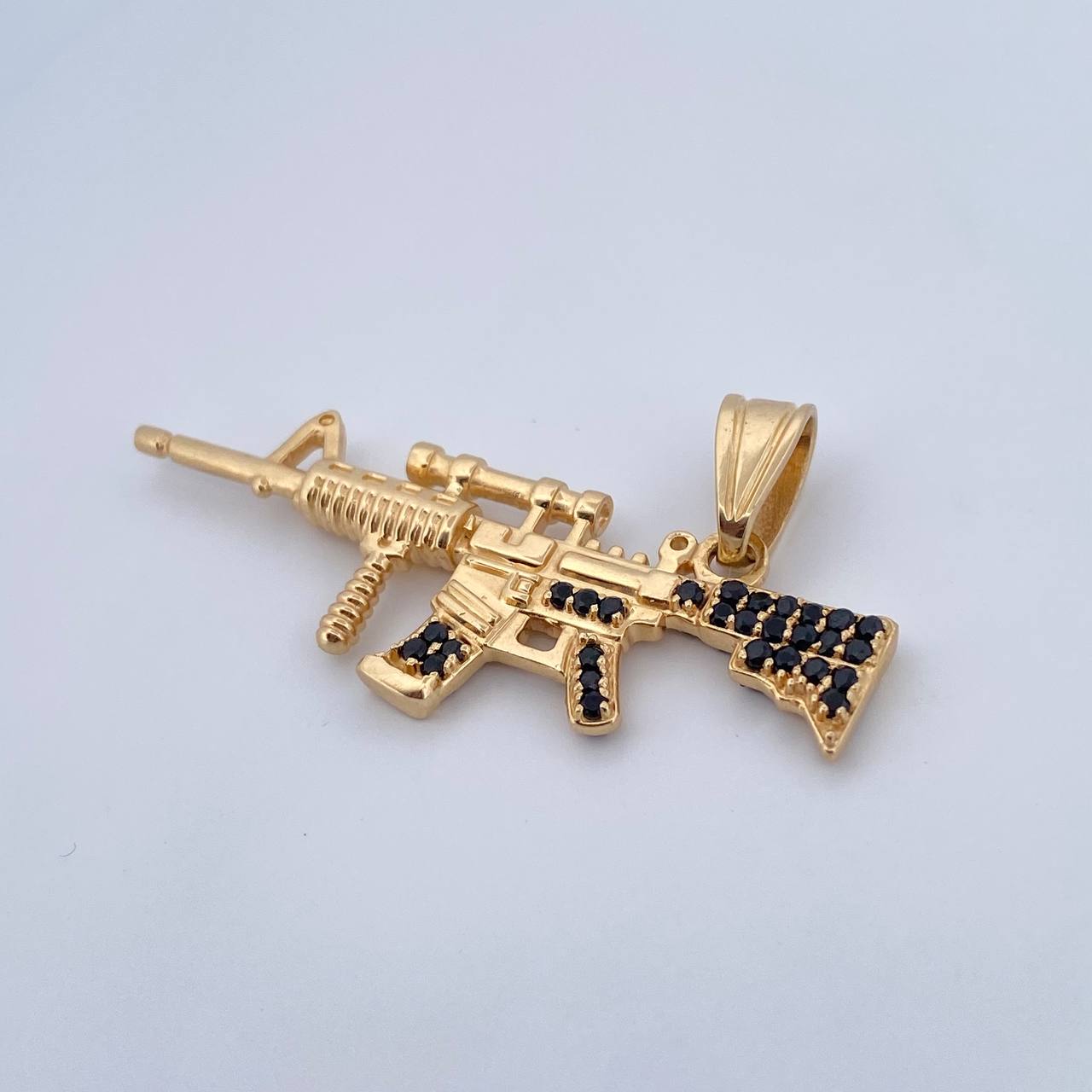 Dije Arma Fusil M 9.2gr / 4.7cm / Circones Negros Oro Amarillo 18K &